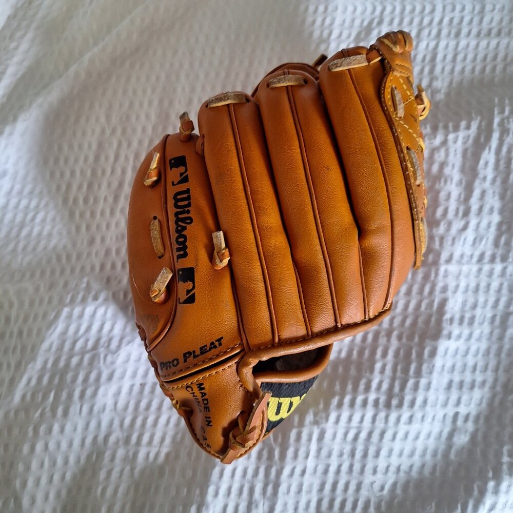 wilson tball model A2480  mini pro glove